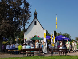 Gottesdienst open air bei strahlendem Himmel